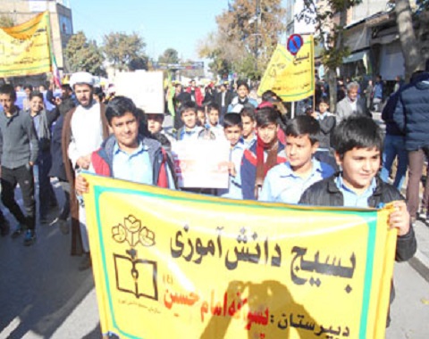 حضور حماسی دانش آموزان در راهپیمایی یوم الله 13 آبان 98