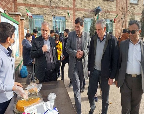 برگزاری بازارچه فروش غذای سالم  در پنجمین روز دهه پیروزی انقلاب