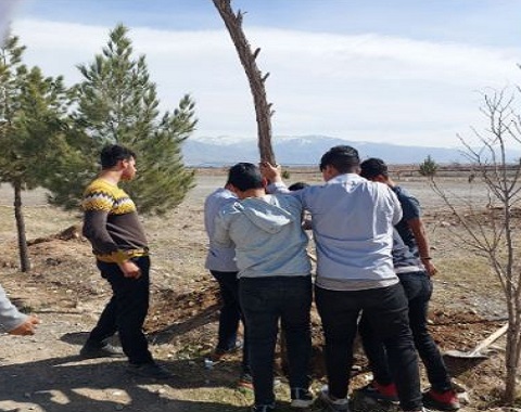 کاشت نهال توسط دانش آموزان به مناسبت هفته  درخت کاری