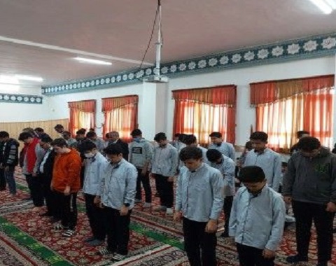 اولین نماز جماعت دانش آموزان در اولین روز شروع مدارس