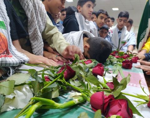 شرکت دانش آموزان آموزشگاه در مراسم تشییع شهدای گمنام